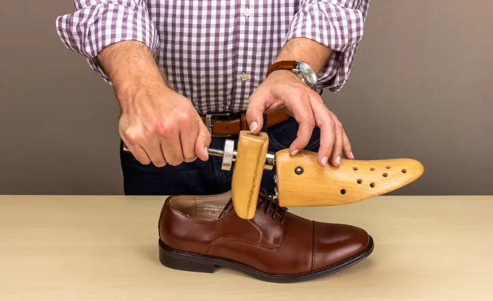 How to stretch shoes